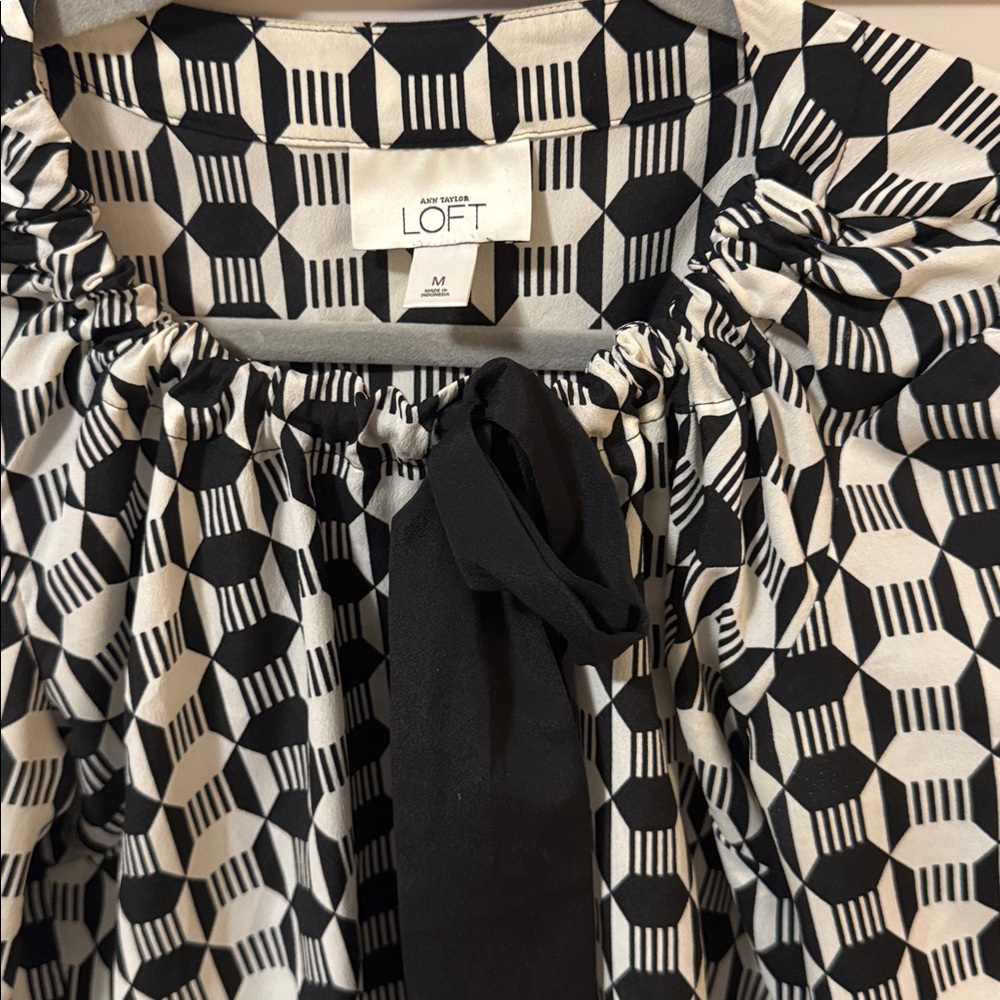 LOFT Monochrome Patterned Blouse - Picture 4 of 4